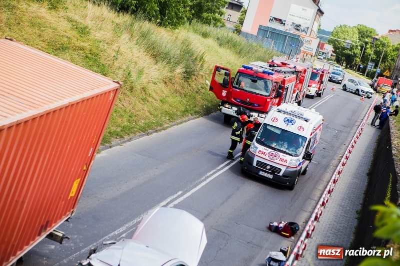 Zdjęcie w galerii na portalu naszraciborz.pl: Zderzenie ciężarówki z osobówką przy wiadukcie na Bosackiej-Rybnickiej. Poszkodowane dziecko wiadomości z regionu