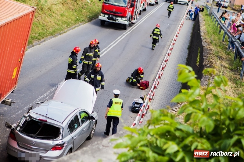 Zdjęcie w galerii na portalu naszraciborz.pl: Zderzenie ciężarówki z osobówką przy wiadukcie na Bosackiej-Rybnickiej. Poszkodowane dziecko wiadomości z regionu