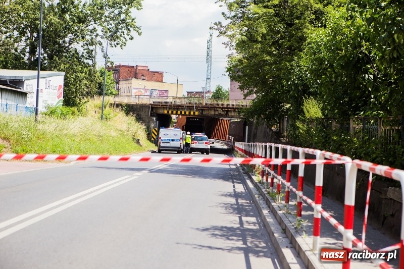 Zdjęcie w galerii na portalu naszraciborz.pl: Zderzenie ciężarówki z osobówką przy wiadukcie na Bosackiej-Rybnickiej. Poszkodowane dziecko wiadomości z regionu