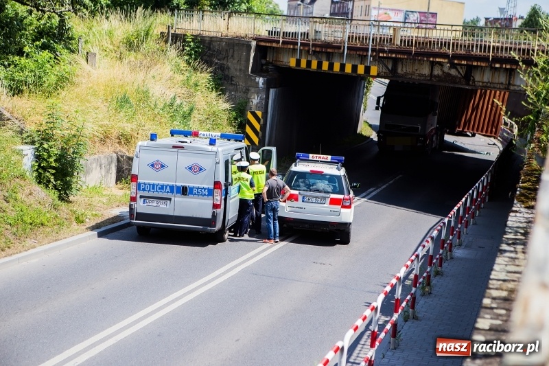Zdjęcie w galerii na portalu naszraciborz.pl: Zderzenie ciężarówki z osobówką przy wiadukcie na Bosackiej-Rybnickiej. Poszkodowane dziecko wiadomości z regionu