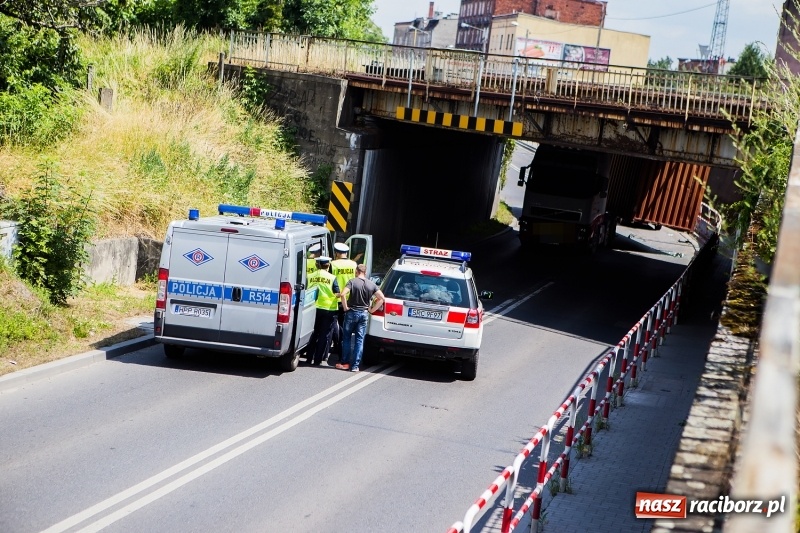 Zdjęcie w galerii na portalu naszraciborz.pl: Zderzenie ciężarówki z osobówką przy wiadukcie na Bosackiej-Rybnickiej. Poszkodowane dziecko wiadomości z regionu