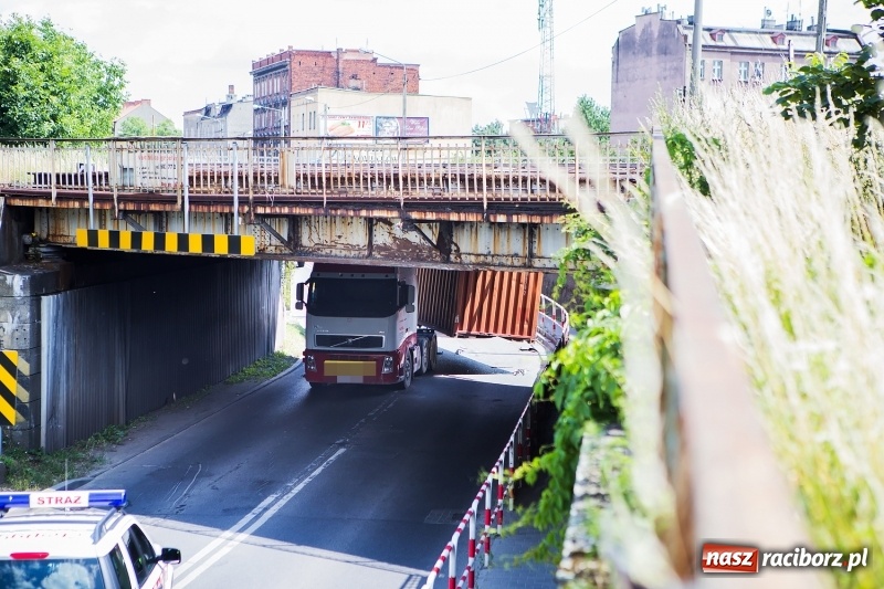 Zdjęcie w galerii na portalu naszraciborz.pl: Zderzenie ciężarówki z osobówką przy wiadukcie na Bosackiej-Rybnickiej. Poszkodowane dziecko wiadomości z regionu