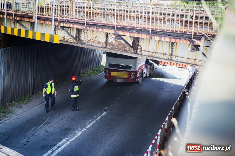Zdjęcie w galerii na portalu naszraciborz.pl: Zderzenie ciężarówki z osobówką przy wiadukcie na Bosackiej-Rybnickiej. Poszkodowane dziecko wiadomości z regionu