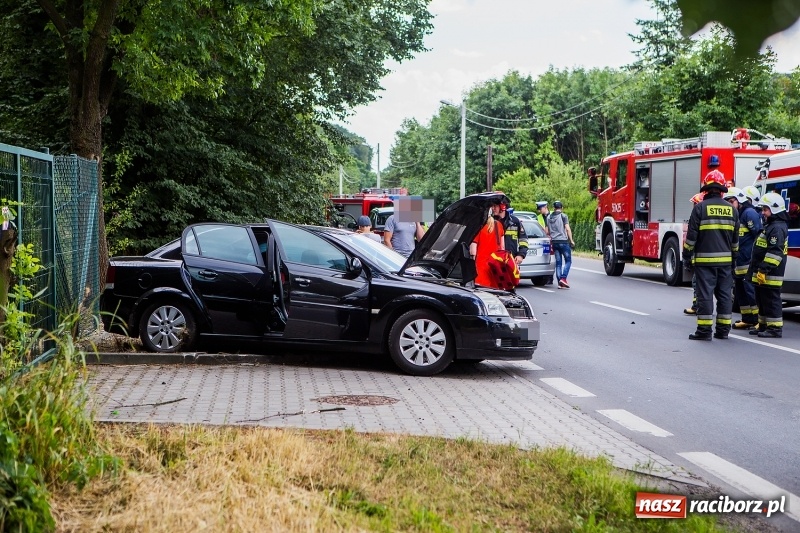 Zdjęcie w galerii na portalu naszraciborz.pl: Zderzenie BMW i opla vectry na Brzeskiej wiadomości z regionu