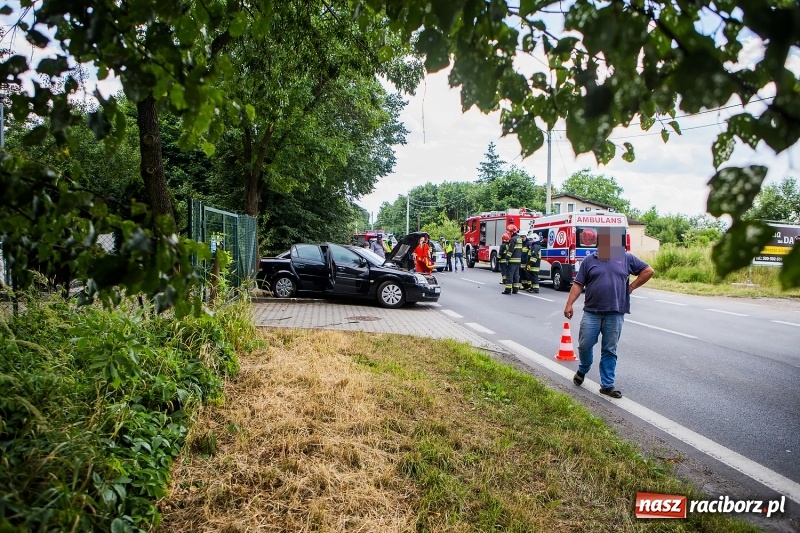Zdjęcie w galerii na portalu naszraciborz.pl: Zderzenie BMW i opla vectry na Brzeskiej wiadomości z regionu