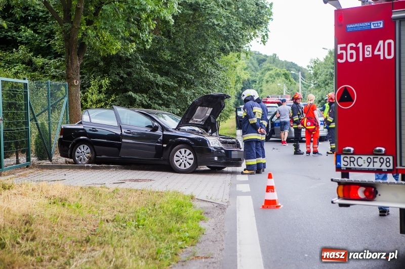 Zdjęcie w galerii na portalu naszraciborz.pl: Zderzenie BMW i opla vectry na Brzeskiej wiadomości z regionu