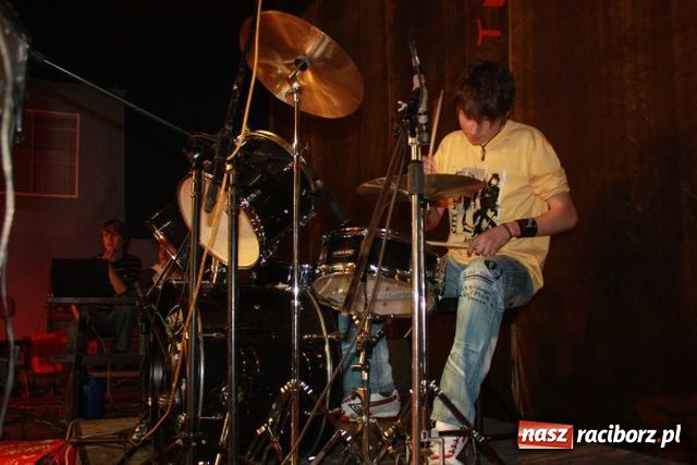 Zdjęcie w galerii na portalu naszraciborz.pl: Koncert rockowy i karaoke wiadomości z regionu