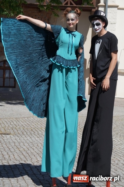 Zdjęcie w galerii na portalu naszraciborz.pl: Sztuka na patykach, czyli młodzi szczudlarze z Nędzy wiadomości z regionu