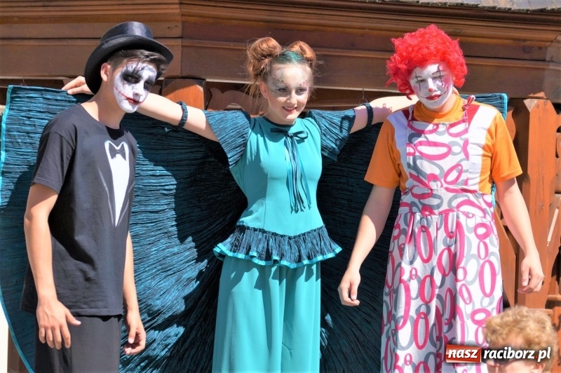 Zdjęcie w galerii na portalu naszraciborz.pl: Sztuka na patykach, czyli młodzi szczudlarze z Nędzy wiadomości z regionu