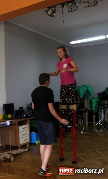 Zdjęcie w galerii na portalu naszraciborz.pl: Sztuka na patykach, czyli młodzi szczudlarze z Nędzy wiadomości z regionu