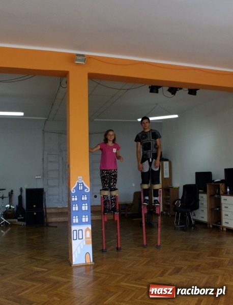 Zdjęcie w galerii na portalu naszraciborz.pl: Sztuka na patykach, czyli młodzi szczudlarze z Nędzy wiadomości z regionu