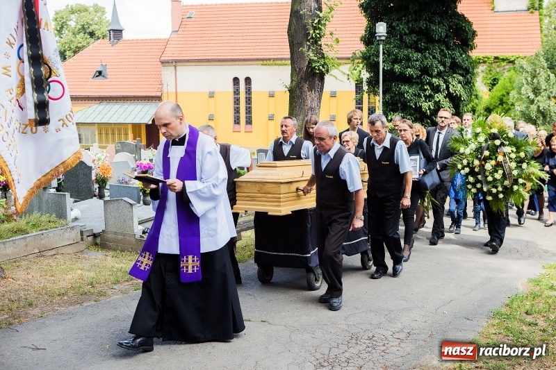 Zdjęcie w galerii na portalu naszraciborz.pl: Na cmentarzu Jeruzalem pożegnano artystę plastyka Mariana Zawisłę wiadomości z regionu
