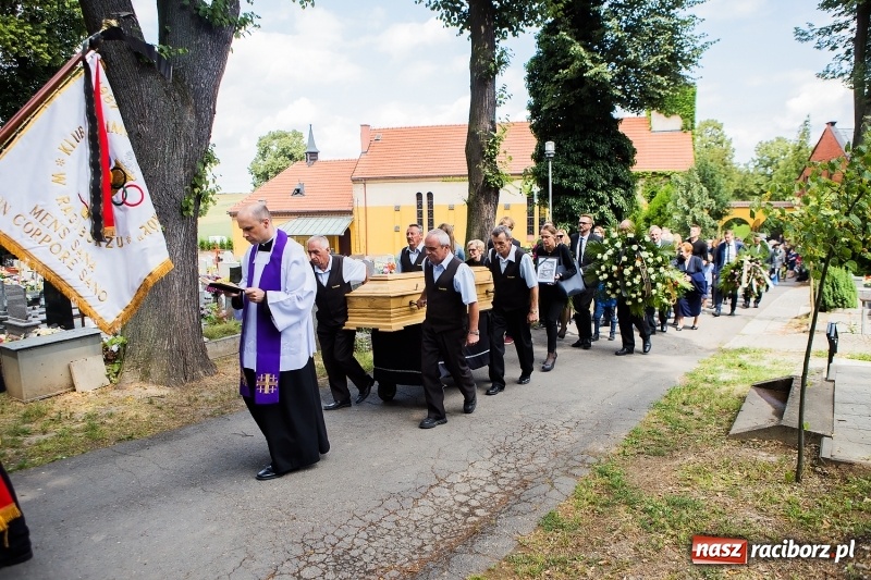 Zdjęcie w galerii na portalu naszraciborz.pl: Na cmentarzu Jeruzalem pożegnano artystę plastyka Mariana Zawisłę wiadomości z regionu
