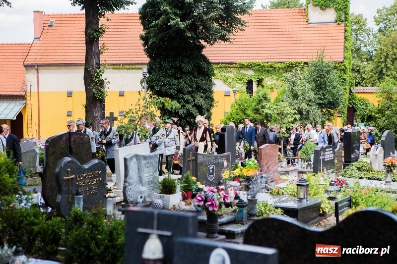 Zdjęcie w galerii na portalu naszraciborz.pl: Na cmentarzu Jeruzalem pożegnano artystę plastyka Mariana Zawisłę wiadomości z regionu