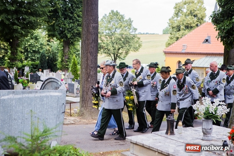 Zdjęcie w galerii na portalu naszraciborz.pl: Na cmentarzu Jeruzalem pożegnano artystę plastyka Mariana Zawisłę wiadomości z regionu
