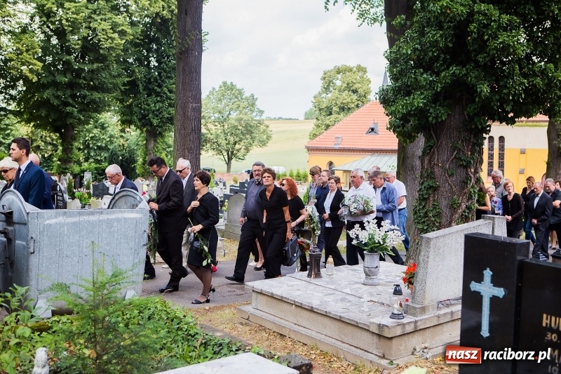 Zdjęcie w galerii na portalu naszraciborz.pl: Na cmentarzu Jeruzalem pożegnano artystę plastyka Mariana Zawisłę wiadomości z regionu