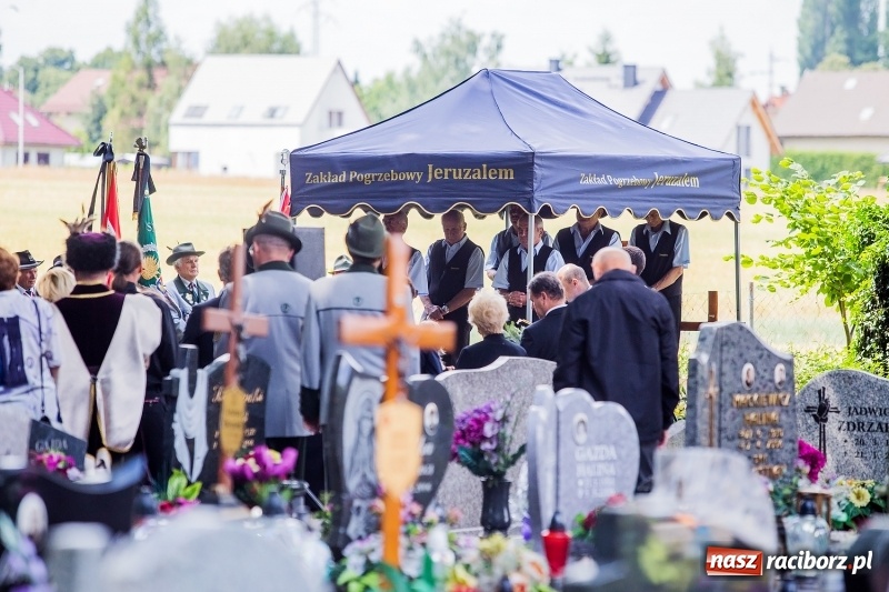 Zdjęcie w galerii na portalu naszraciborz.pl: Na cmentarzu Jeruzalem pożegnano artystę plastyka Mariana Zawisłę wiadomości z regionu