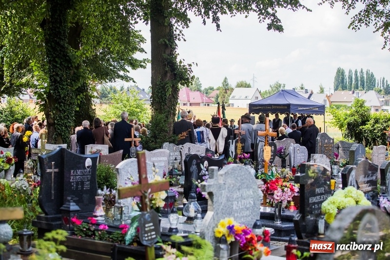 Zdjęcie w galerii na portalu naszraciborz.pl: Na cmentarzu Jeruzalem pożegnano artystę plastyka Mariana Zawisłę wiadomości z regionu