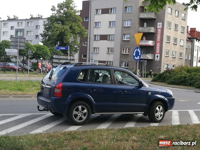 Zdjęcie w galerii na portalu naszraciborz.pl: Potrącenie rowerzysty na ul. Opawskiej  wiadomości z regionu