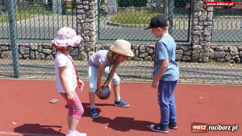 Zdjęcie w galerii na portalu naszraciborz.pl: Lato z biblioteką: uczestnicy świętowali Dzień Kota  wiadomości z regionu