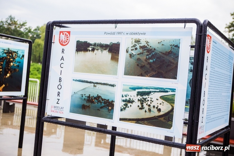 Zdjęcie w galerii na portalu naszraciborz.pl: Na przystani kajakowej można oglądać wystawę poświęconą powodzi tysiąclecia wiadomości z regionu