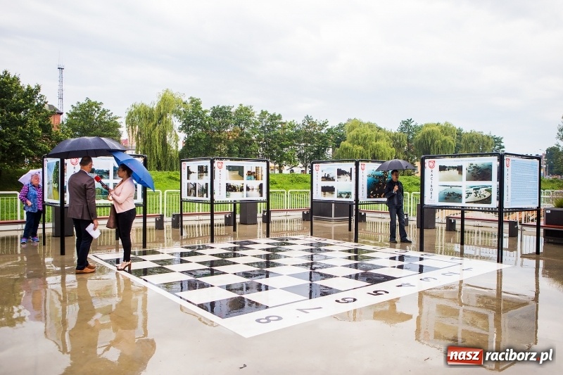 Zdjęcie w galerii na portalu naszraciborz.pl: Na przystani kajakowej można oglądać wystawę poświęconą powodzi tysiąclecia wiadomości z regionu