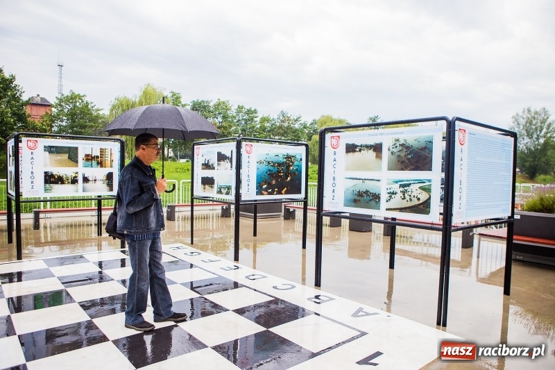 Zdjęcie w galerii na portalu naszraciborz.pl: Na przystani kajakowej można oglądać wystawę poświęconą powodzi tysiąclecia wiadomości z regionu