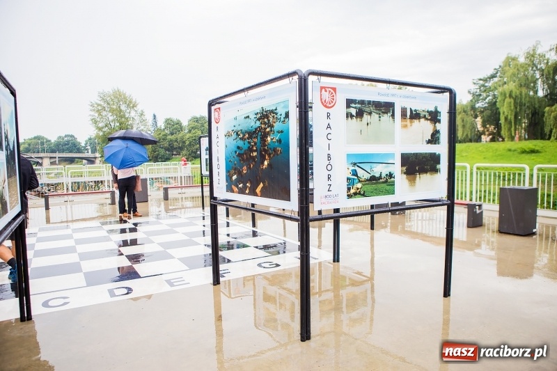 Zdjęcie w galerii na portalu naszraciborz.pl: Na przystani kajakowej można oglądać wystawę poświęconą powodzi tysiąclecia wiadomości z regionu