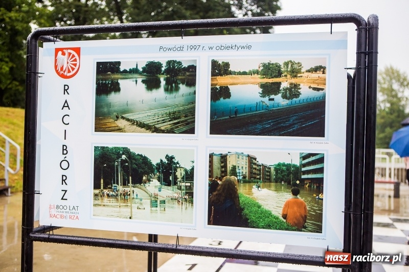 Zdjęcie w galerii na portalu naszraciborz.pl: Na przystani kajakowej można oglądać wystawę poświęconą powodzi tysiąclecia wiadomości z regionu