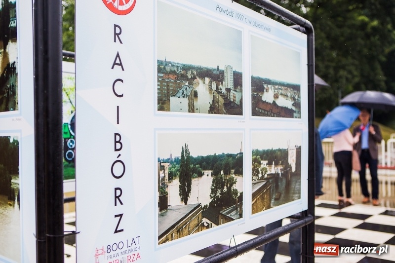 Zdjęcie w galerii na portalu naszraciborz.pl: Na przystani kajakowej można oglądać wystawę poświęconą powodzi tysiąclecia wiadomości z regionu