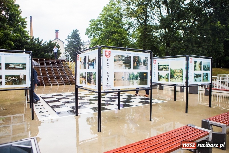 Zdjęcie w galerii na portalu naszraciborz.pl: Na przystani kajakowej można oglądać wystawę poświęconą powodzi tysiąclecia wiadomości z regionu