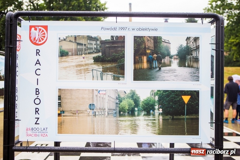 Zdjęcie w galerii na portalu naszraciborz.pl: Na przystani kajakowej można oglądać wystawę poświęconą powodzi tysiąclecia wiadomości z regionu