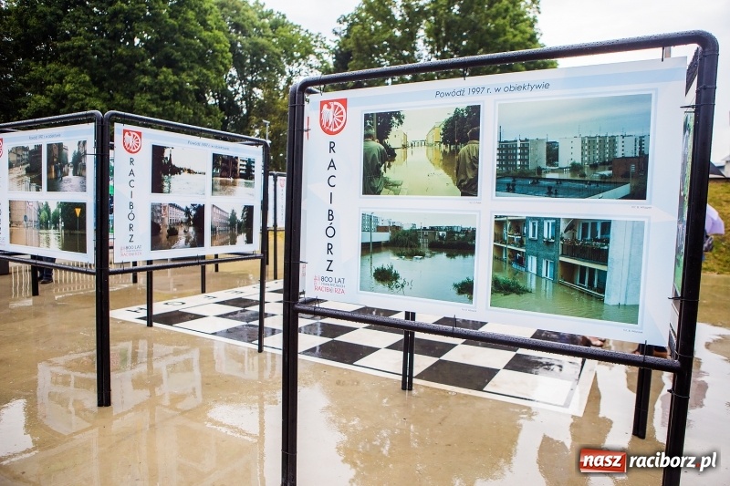 Zdjęcie w galerii na portalu naszraciborz.pl: Na przystani kajakowej można oglądać wystawę poświęconą powodzi tysiąclecia wiadomości z regionu