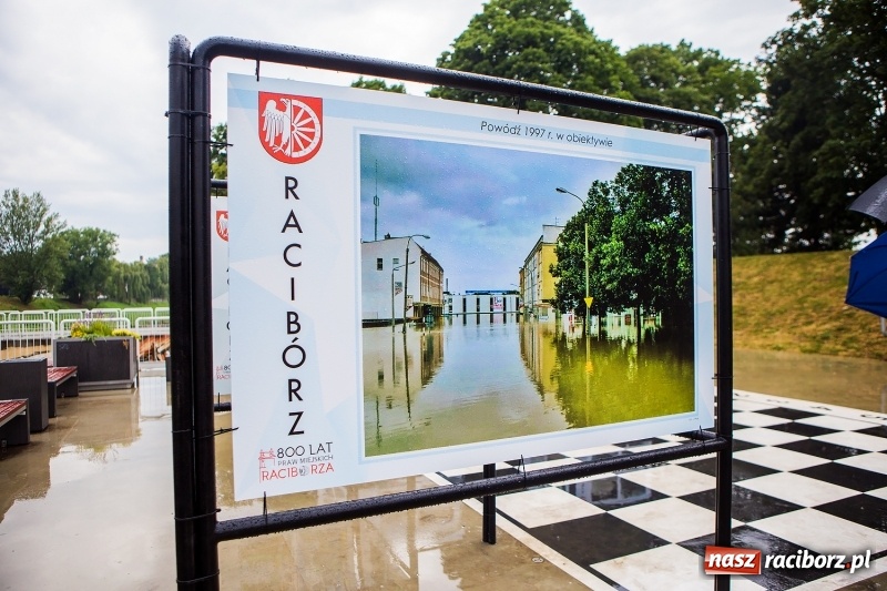 Zdjęcie w galerii na portalu naszraciborz.pl: Na przystani kajakowej można oglądać wystawę poświęconą powodzi tysiąclecia wiadomości z regionu