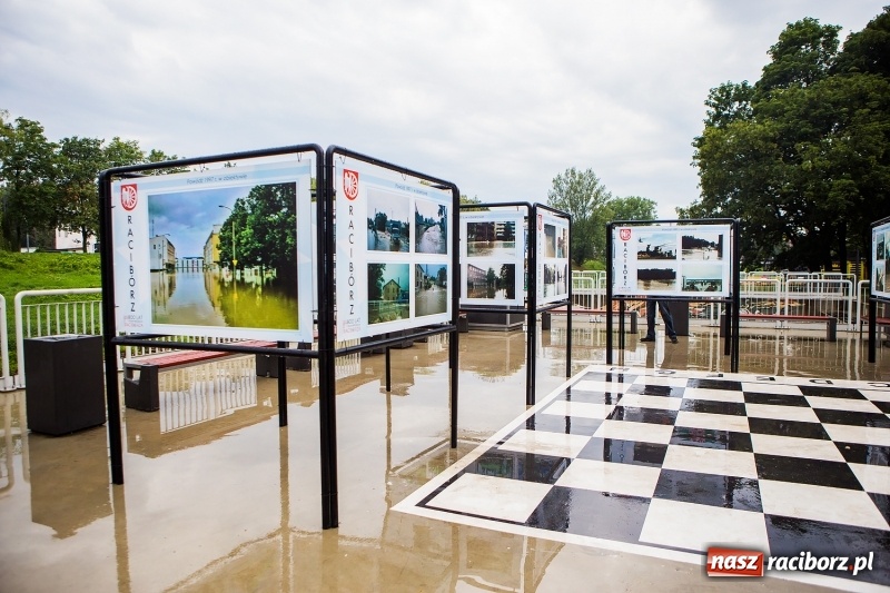 Zdjęcie w galerii na portalu naszraciborz.pl: Na przystani kajakowej można oglądać wystawę poświęconą powodzi tysiąclecia wiadomości z regionu