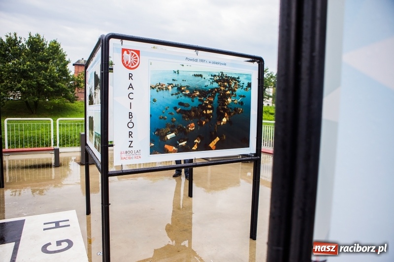 Zdjęcie w galerii na portalu naszraciborz.pl: Na przystani kajakowej można oglądać wystawę poświęconą powodzi tysiąclecia wiadomości z regionu