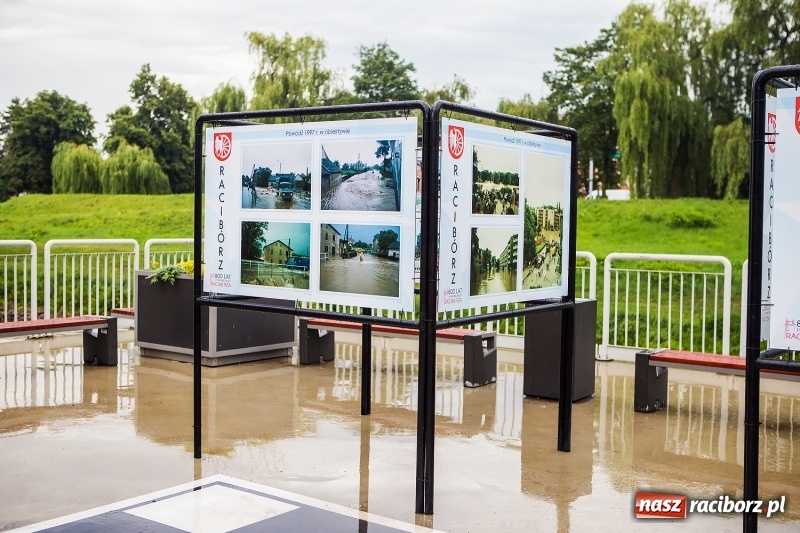 Zdjęcie w galerii na portalu naszraciborz.pl: Na przystani kajakowej można oglądać wystawę poświęconą powodzi tysiąclecia wiadomości z regionu