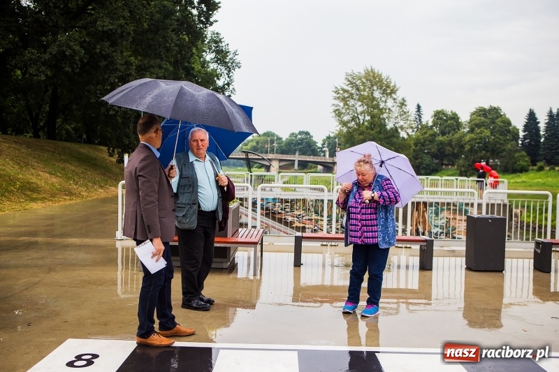 Zdjęcie w galerii na portalu naszraciborz.pl: Na przystani kajakowej można oglądać wystawę poświęconą powodzi tysiąclecia wiadomości z regionu