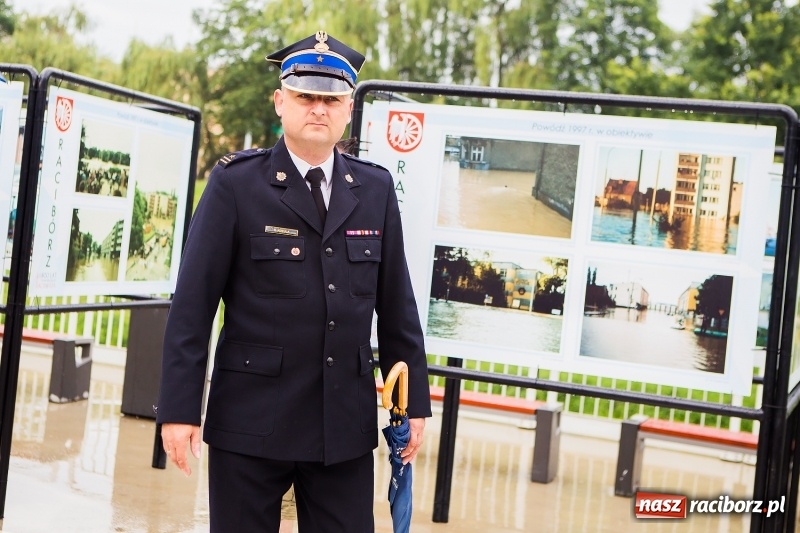 Zdjęcie w galerii na portalu naszraciborz.pl: Na przystani kajakowej można oglądać wystawę poświęconą powodzi tysiąclecia wiadomości z regionu