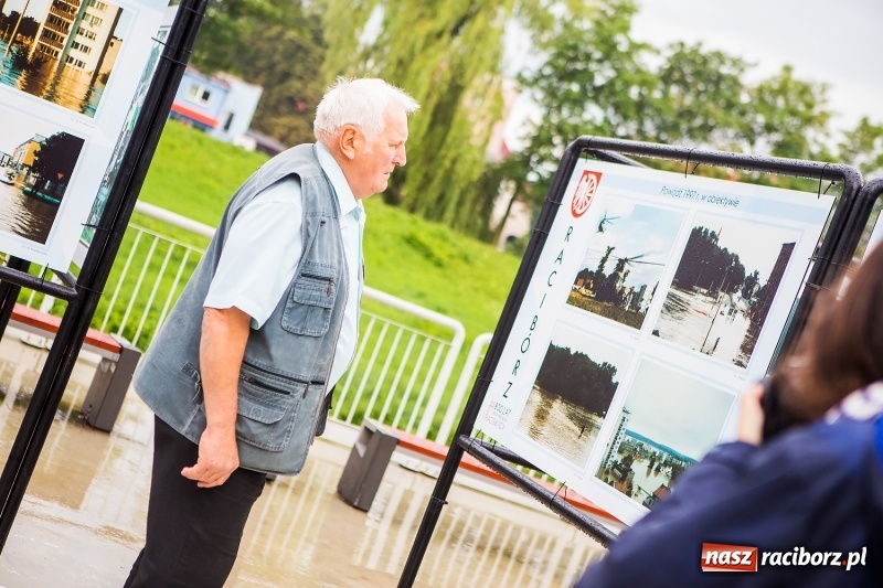 Zdjęcie w galerii na portalu naszraciborz.pl: Na przystani kajakowej można oglądać wystawę poświęconą powodzi tysiąclecia wiadomości z regionu