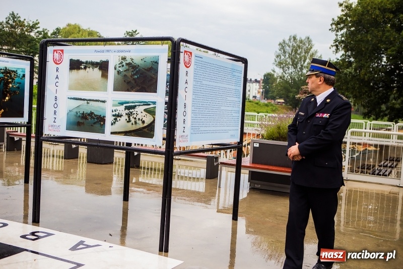 Zdjęcie w galerii na portalu naszraciborz.pl: Na przystani kajakowej można oglądać wystawę poświęconą powodzi tysiąclecia wiadomości z regionu