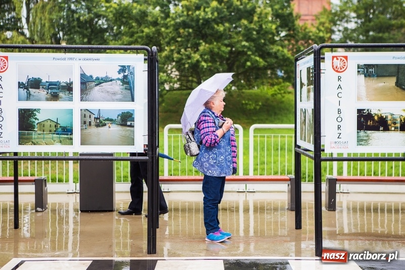 Zdjęcie w galerii na portalu naszraciborz.pl: Na przystani kajakowej można oglądać wystawę poświęconą powodzi tysiąclecia wiadomości z regionu