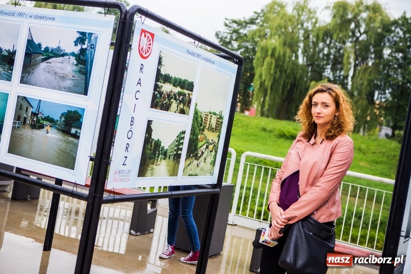 Zdjęcie w galerii na portalu naszraciborz.pl: Na przystani kajakowej można oglądać wystawę poświęconą powodzi tysiąclecia wiadomości z regionu