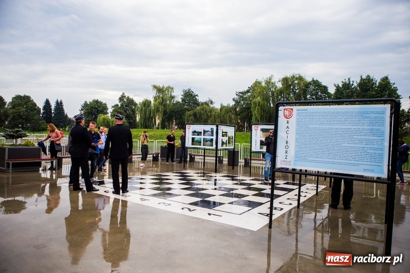 Zdjęcie w galerii na portalu naszraciborz.pl: Na przystani kajakowej można oglądać wystawę poświęconą powodzi tysiąclecia wiadomości z regionu