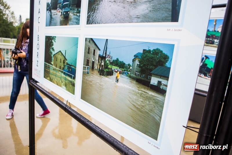 Zdjęcie w galerii na portalu naszraciborz.pl: Na przystani kajakowej można oglądać wystawę poświęconą powodzi tysiąclecia wiadomości z regionu