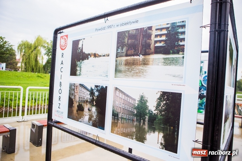 Zdjęcie w galerii na portalu naszraciborz.pl: Na przystani kajakowej można oglądać wystawę poświęconą powodzi tysiąclecia wiadomości z regionu
