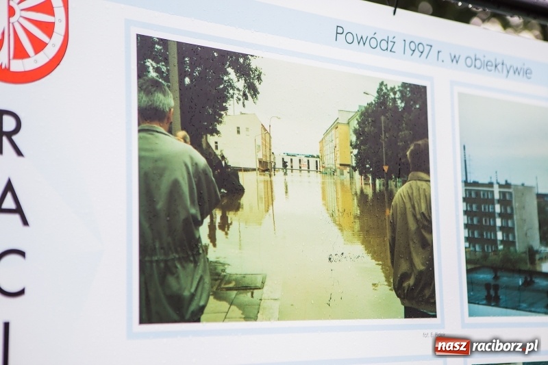 Zdjęcie w galerii na portalu naszraciborz.pl: Na przystani kajakowej można oglądać wystawę poświęconą powodzi tysiąclecia wiadomości z regionu