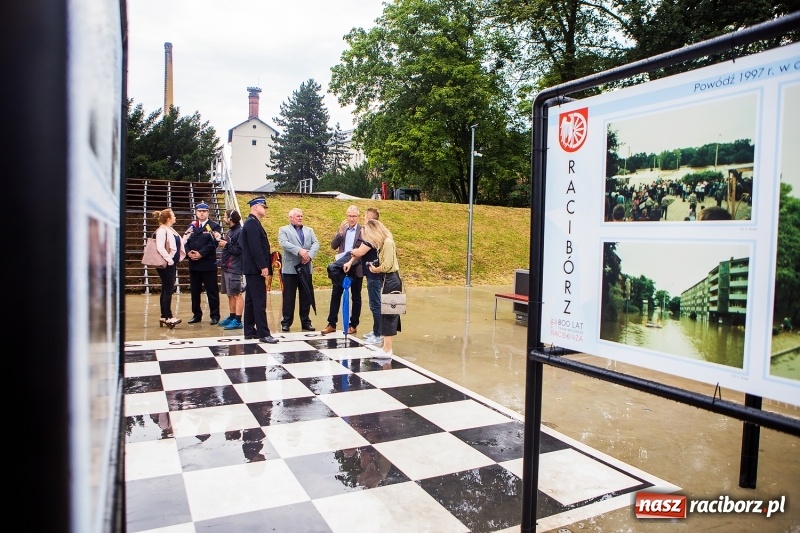 Zdjęcie w galerii na portalu naszraciborz.pl: Na przystani kajakowej można oglądać wystawę poświęconą powodzi tysiąclecia wiadomości z regionu