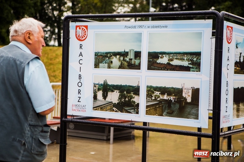 Zdjęcie w galerii na portalu naszraciborz.pl: Na przystani kajakowej można oglądać wystawę poświęconą powodzi tysiąclecia wiadomości z regionu