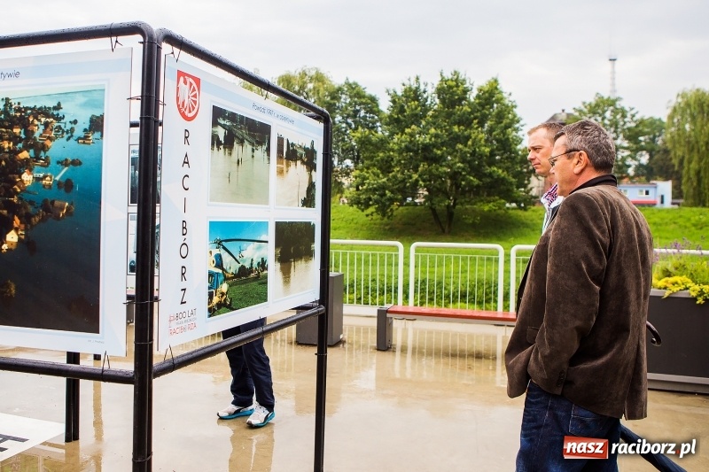 Zdjęcie w galerii na portalu naszraciborz.pl: Na przystani kajakowej można oglądać wystawę poświęconą powodzi tysiąclecia wiadomości z regionu